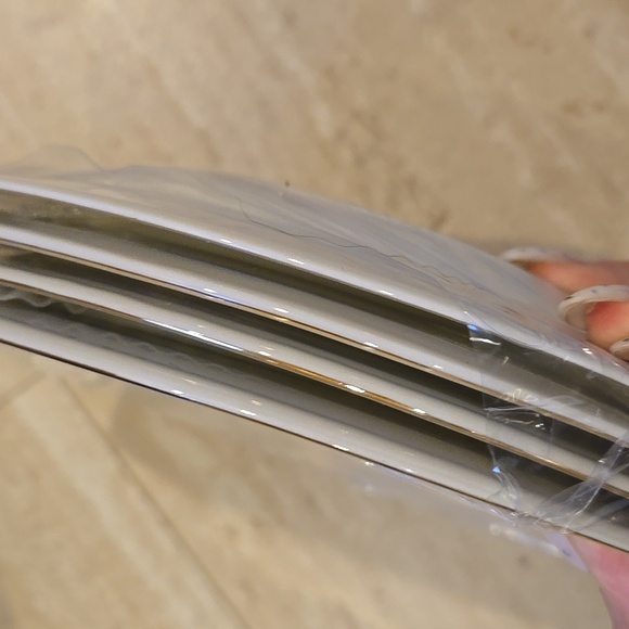 New I. Godinger & Co. Set of 4 Pearl Luster Beige Dessert Plates - Picture 2 of 7